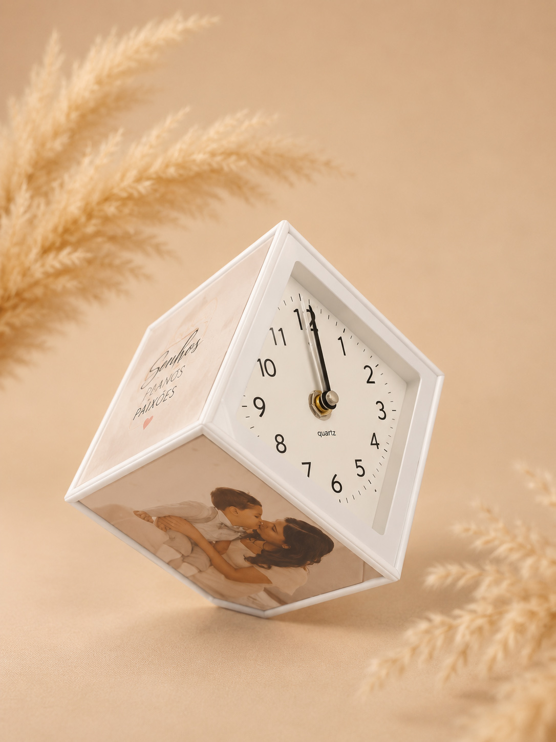 Cubo giratório com relógio